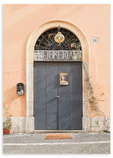 Cuadro de entrada de librería con puerta negra, arco de piedra, fachada melocotón y detalle urbano de estilo fotográfico. Disponible en kudeko.com