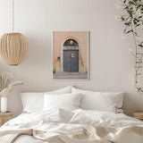 Cuadro de entrada de librería con puerta negra, arco de piedra, fachada melocotón y detalle urbano de estilo fotográfico. Disponible en kudeko.com