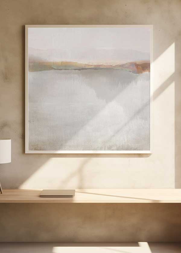 Quadratisches Wandbild mit abstrakter Landschaft, diffusem Horizont in Beige, Sand, hellem Grau und Erdtönen, in ruhigem, hellem und modernem Stil. Erhältlich auf kudeko.com