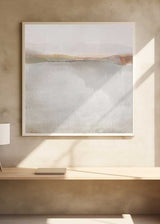 Cuadro cuadrado con paisaje abstracto de horizonte difuso en tonos beige, arena, gris claro y tierra, con atmósfera serena y luminosa de estilo abstracto. Disponible en kudeko.com