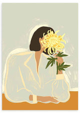 Gerahmtes Wandbild einer Frau im Profil mit gelber Chrysantheme, grünen Blättern, sanft beigem Hintergrund und ruhigem Illustrationsstil mit klaren Formen und Linien. Erhältlich auf kudeko.com