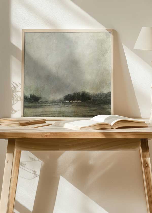 Cuadro cuadrado de paisaje brumoso con árboles oscuros, agua tranquila, cielo difuso en tonos beige, gris verdoso y negro suave, de estilo naturaleza y paisajes. Disponible en kudeko.com