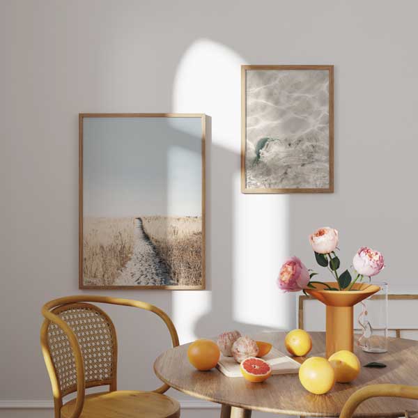 Conjunto de dos cuadros con camino de arena entre dunas secas y agua marina transparente en tonos beige, blanco y azul grisáceo, de estilo naturaleza y paisajes. Disponible en kudeko.com