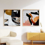 Quadratisches gerahmtes Wandbild mit abstrakter Komposition aus geschwungenen Formen, überlagerten Blöcken und Kontrasten in Schwarz, Weiß, Grau, Beige und Senfgelb im modernen Stil. Erhältlich auf kudeko.com