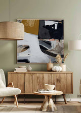 Quadratisches gerahmtes Wandbild mit abstrakter Komposition aus geschwungenen Formen, überlagerten Blöcken und Kontrasten in Schwarz, Weiß, Grau, Beige und Senfgelb im modernen Stil. Erhältlich auf kudeko.com