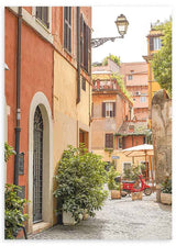 Cuadro de calle de Trastevere en Roma con fachadas terracota, adoquines, farol antiguo, plantas verdes y ambiente mediterráneo, de estilo ciudades. Disponible en kudeko.com
