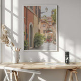 Cuadro de calle de Trastevere en Roma con fachadas terracota, adoquines, farol antiguo, plantas verdes y ambiente mediterráneo, de estilo ciudades. Disponible en kudeko.com