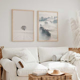 Cuadro de paisaje con árboles entre la niebla, casa aislada, tonos grises, azulados y beige, de estilo naturaleza y paisajes. Disponible en kudeko.com