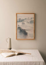 Cuadro de paisaje con árboles entre la niebla, casa aislada, tonos grises, azulados y beige, de estilo naturaleza y paisajes. Disponible en kudeko.com