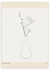 Quadro emoldurado com jarra branca de forma orgânica, flores de linha fina, caules delicados, fundo bege e branco partido, composição botânica de estilo minimalista. Disponível em kudeko.com