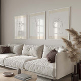 Wandbild mit Blumen in transparenter Vase, feinen schwarzen Linien, Hintergrund in Off-White und sanftem Beige, floralem minimalistischen Stil. Erhältlich auf kudeko.com