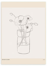 Wandbild mit Blumen in transparenter Vase, feinen schwarzen Linien, Hintergrund in Off-White und sanftem Beige, floralem minimalistischen Stil. Erhältlich auf kudeko.com