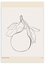 Gerahmtes Wandbild mit Birne und großen Blättern in feiner schwarzer Linienführung auf cremeweißem Hintergrund, klare minimalistische Komposition im zeitgemäßen Stil. Erhältlich auf kudeko.com