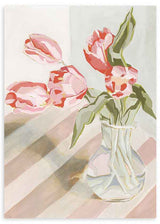 Cuadro de tulipanes rosados y coral en jarrón de vidrio, con hojas verde oliva, fondo claro y sombras diagonales suaves, de estilo floral. Disponible en kudeko.com