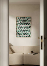Tableau avec motif ondulé en zigzag turquoise, noir et gris sur fond clair, composition répétitive au style abstrait et graphique pour décoration murale. Disponible sur kudeko.com