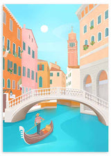 Wandbild mit einer Szene aus Venedig, Gondel auf türkisfarbenem Kanal, weißer Brücke, Campanile und Fassaden in Korall, Pfirsich und Creme, im Illustrationsstil. Erhältlich auf kudeko.com