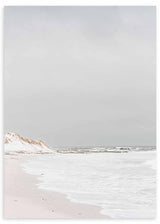 Tableau de plage paisible avec rivage de sable clair, mer aux tons blancs et gris, dunes douces et style photographique vintage, pour une décoration murale lumineuse et naturelle. Disponible sur kudeko.com