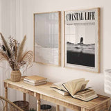 Tableau de plage paisible avec rivage de sable clair, mer aux tons blancs et gris, dunes douces et style photographique vintage, pour une décoration murale lumineuse et naturelle. Disponible sur kudeko.com