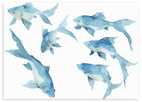 Horizontales Wandbild mit fünf blauen Fischen in verschiedenen Positionen, weißem Hintergrund, Hellblau und Wasserblau, klare Komposition im maritimen Illustrationsstil. Erhältlich auf kudeko.com