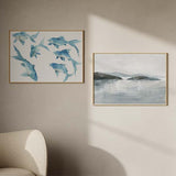 Horizontales Wandbild mit fünf blauen Fischen in verschiedenen Positionen, weißem Hintergrund, Hellblau und Wasserblau, klare Komposition im maritimen Illustrationsstil. Erhältlich auf kudeko.com