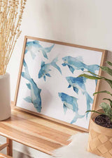 Horizontales Wandbild mit fünf blauen Fischen in verschiedenen Positionen, weißem Hintergrund, Hellblau und Wasserblau, klare Komposition im maritimen Illustrationsstil. Erhältlich auf kudeko.com