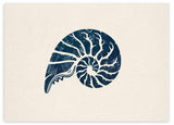 Quadro horizontal com concha fóssil em espiral tipo amonite, em azul-marinho sobre fundo bege envelhecido, composição centrada e estilo vintage de inspiração costeira. Disponível em kudeko.com