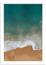 Tableau avec vue aérienne d’une côte, mer turquoise et vert profond, écume blanche, sable beige chaud, composition sereine au style photographique lumineux. Disponible sur kudeko.com