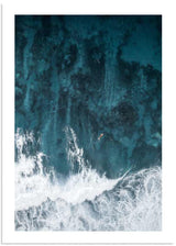 Wandbild mit Luftaufnahme von brechenden Wellen über petrolblauem und türkisem Meer, weißer Gischt und fotografischem Stil mit ruhiger Küstenwirkung. Erhältlich auf kudeko.com
