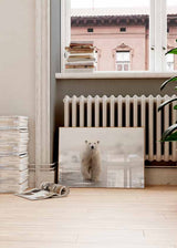Tableau horizontal avec ours polaire marchant sur la glace, tons blancs, gris doux et beige, dans un style photographique de paysage arctique apaisant. Disponible sur kudeko.com