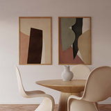 Tableau avec formes abstraites superposées en crème, beige, rose poudré et brun foncé, composition équilibrée au style abstrait apaisé pour décoration murale. Disponible sur kudeko.com