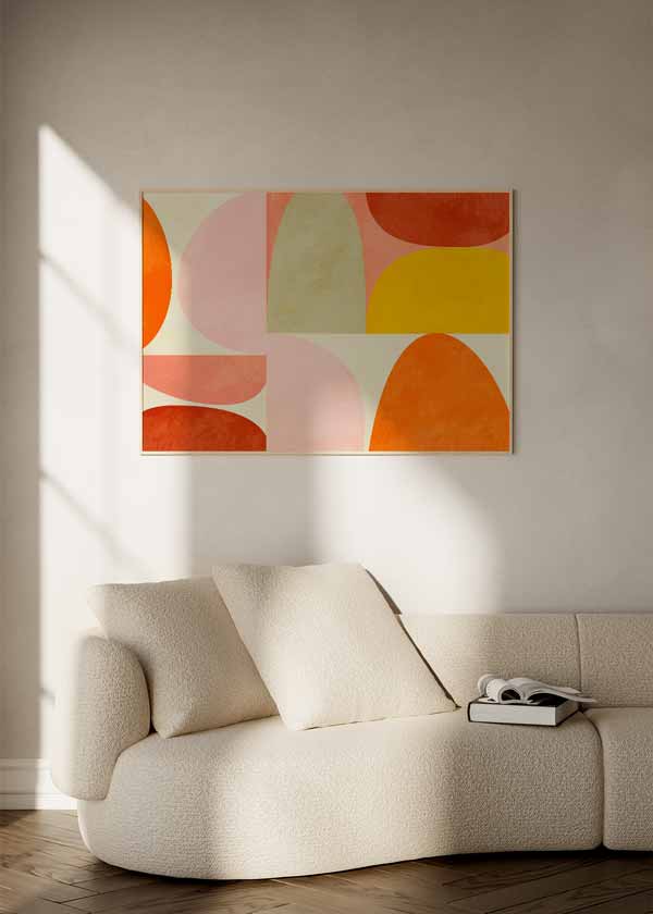Horizontales Wandbild mit geschwungenen geometrischen Formen in Orange, Koralle, Altrosa, Senfgelb und sanftem Grün, im modernen geometrischen Stil auf hellem Hintergrund. Erhältlich auf kudeko.com