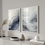Cuadro de vetas de mármol abstractas en tonos blanco roto, gris humo, antracita y azul grisáceo, con formas fluidas y estilo abstracto. Disponible en kudeko.com