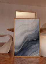 Cuadro de vetas de mármol abstractas en tonos blanco roto, gris humo, antracita y azul grisáceo, con formas fluidas y estilo abstracto. Disponible en kudeko.com