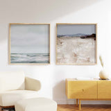 Quadratisches Wandbild mit Meereslandschaft, offenem Horizont, ruhigem Wasser, diffusen Felsen in Weiß, Perlgrau und Blaugrün, im Stil Natur und Landschaften mit klarer, zeitgenössischer Wirkung. Erhältlich auf kudeko.com
