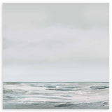 Quadratisches Wandbild mit Meereslandschaft, offenem Horizont, ruhigem Wasser, diffusen Felsen in Weiß, Perlgrau und Blaugrün, im Stil Natur und Landschaften mit klarer, zeitgenössischer Wirkung. Erhältlich auf kudeko.com