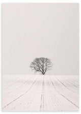 Tableau encadré d’un arbre solitaire sur un champ enneigé blanc, avec horizon doux, tons gris et noir, composition sobre de style photographique. Disponible sur kudeko.com