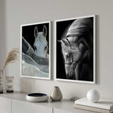 Cuadro de caballo blanco en primer plano con fondo negro, crin suave, mirada serena, alto contraste y estilo blanco y negro. Disponible en kudeko.com
