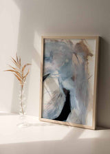 Cuadro abstracto con trazos en negros y azules sobre blanco. Una obra cargada de movimiento y texturas.