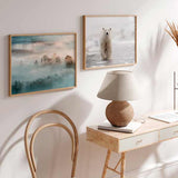 Cuadro horizontal de paisaje invernal con árboles entre niebla, tonos azul grisáceo, blanco y beige suave, de estilo naturaleza y paisajes. Disponible en kudeko.com
