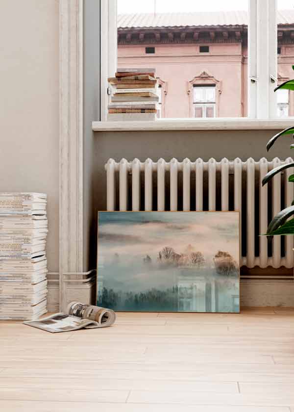 Cuadro horizontal de paisaje invernal con árboles entre niebla, tonos azul grisáceo, blanco y beige suave, de estilo naturaleza y paisajes. Disponible en kudeko.com