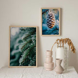 Quadro de ramos de abeto com geada, agulhas verdes, detalhes brancos gelados, fundo desfocado em tons frios e estilo fotográfico natural. Disponível em kudeko.com