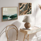 Horizontales Wandbild mit fließenden Formen in Petrolgrün, Dunkelblau, Sandbeige, Schwarz und goldfarbenen Details, abstrakte Komposition mit moderner und einnehmender Wirkung. Erhältlich auf kudeko.com