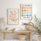 Tableau avec la phrase Be Kind to Your Mind, grandes lettres multicolores, visages souriants jaunes, fond clair et style typographique pastel moderne. Disponible sur kudeko.com