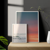 Cuadro de cielo al atardecer con degradado suave en tonos azul, malva, rosa y naranja, composición limpia de estilo minimalista. Disponible en kudeko.com