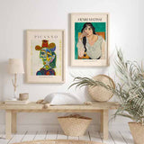 Quadro emoldurado com retrato cubista de mulher, rosto geométrico, fundo creme, tons de azul, amarelo, vermelho, verde e violeta, em estilo de ilustração contemporânea. Disponível em kudeko.com