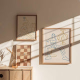 Cuadro con figura femenina sentada en líneas azules, fondo beige y jarrón decorativo dorado, de estilo minimalista. Disponible en kudeko.com