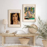 Cuadro con retrato femenino de rostro frontal, cabello oscuro, fondo ocre, tonos beige y marrón, estética artística vintage y composición elegante. Disponible en kudeko.com