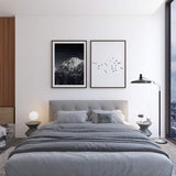 Fotografisches Wandbild eines schneebedeckten Berges mit felsigem Gipfel, dunklem Himmel sowie weißen, grauen und schwarzen Tönen in elegantem Stil. Erhältlich auf kudeko.com