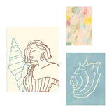 Conjunto de três quadros com mulher de perfil, conchas marinhas, composição em azul celeste, bege, rosa suave e estilo de ilustração com inspiração de verão. Disponível em kudeko.com