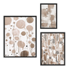 Set aus drei Wandbildern mit Kreisen, Linien und länglichen organischen Formen in Beige, Taupe, Grau und Weiß, im ausgewogenen abstrakten Stil. Erhältlich auf kudeko.com